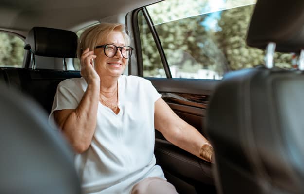 BLOG-12-Oaks---Young-man-helping-senior-woman----------Safety-Tips-For-Seniors | 7 Uber & Lyft Safety Tips For Seniors