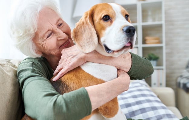 BLOG-12-Oaks---senior-woman-play-with-dog-in-nurshing-home----------The-12-Oaks-Approach | 7 Uber & Lyft Safety Tips For Seniors