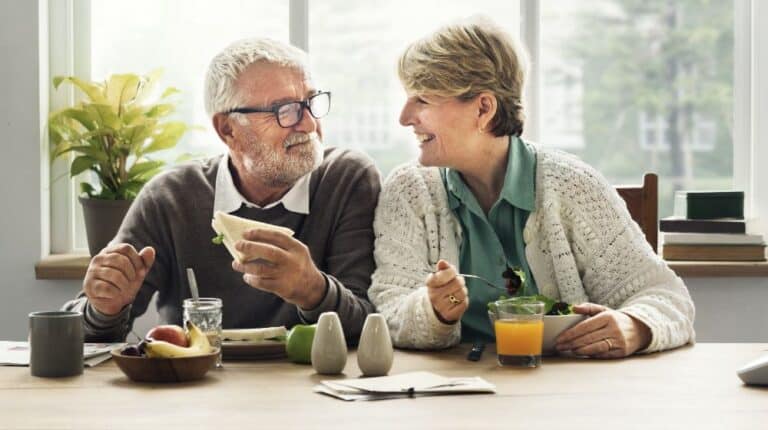 elderly couple eating happily | These 6 Brain Healthy Recipes To Stimulate Your Elder Family Members' Appetite