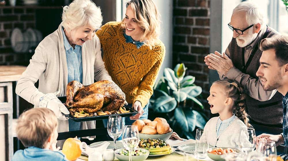 family-on-thanksgiving-dinner-6-Fun-Thanksgiving-Activities-You-Can-Do-With-Your-Parents | 6 Fun Thanksgiving Activities You Can Do With Your Parents