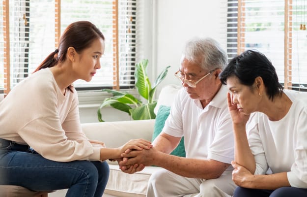 BLOG-12-Oaks---Caregiver-psychologist-console-Asia…-senior---The-12-Oaks-Tips-And-Techniques | 5 Caregiver Stress Management Techniques To Help Create A Peaceful Relationship With Senior Relatives