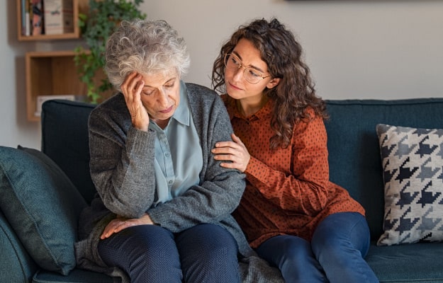 BLOG-12-Oaks---Caring-comforting-frustrated-unhapp…-5-Caregiver-Stress-Management-Techniques | 5 Caregiver Stress Management Techniques To Help Create A Peaceful Relationship With Senior Relatives