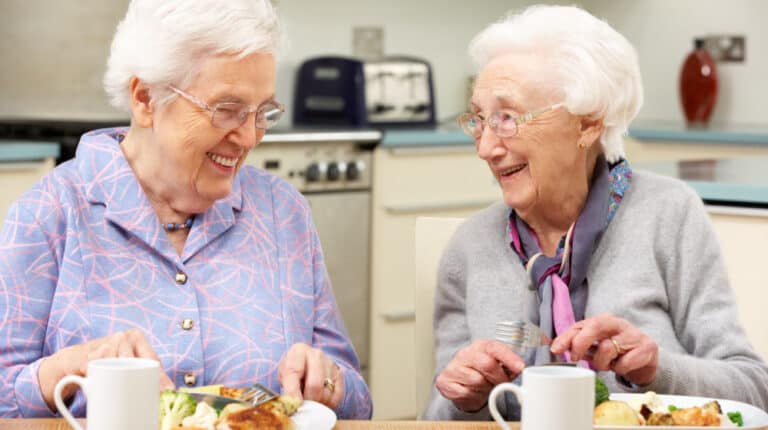 BLOG-12-Oaks---Senior-women-enjoying-meal-together…---Loss-Of-Appetite-In-Elderly-Reasons_feature | 5 Reasons Why Elderly Experience Loss Of Appetite & Ways To Resolve It