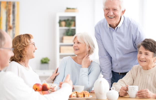 BLOG-12-Oaks---Smiling-senior-people-enjoying-----The-12-Oaks-Approach | 5 Reasons Why Elderly Experience Loss Of Appetite & Ways To Resolve It