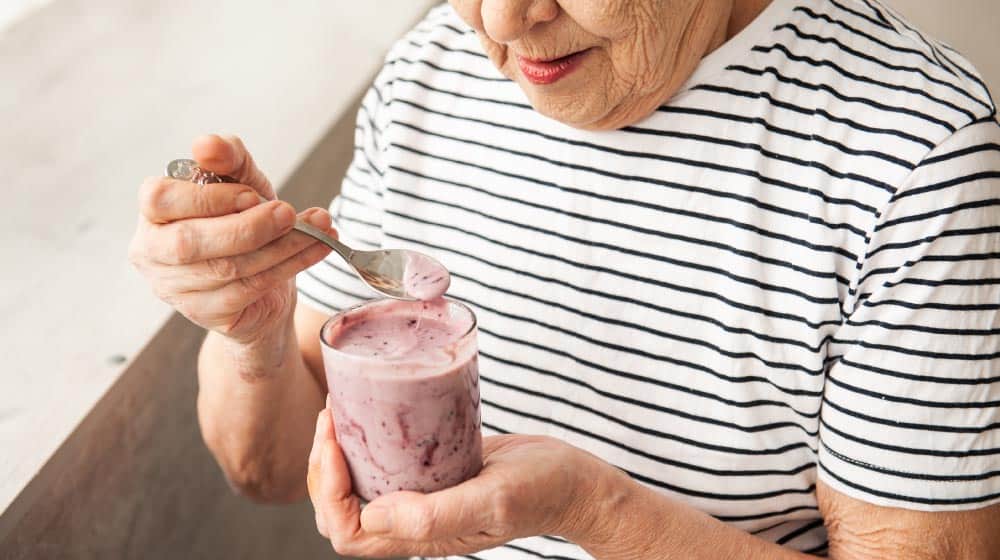 Beautiful-old-woman-eating-yogurt_8-Scrumptious-Heart-Healthy-Snacks-Your-Senior_ss_feature | 8 Scrumptious Heart-Healthy Snacks Your Senior Family Members Will Love
