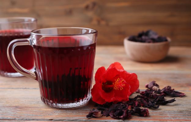Delicious-hibiscus-tea-and-dry-flowers_Hibiscus-Tea_ss_body | 8 Scrumptious Heart-Healthy Snacks Your Senior Family Members Will Love
