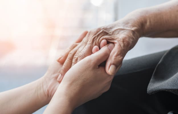hold-a-senior-hand-and-support------------How-To-Diagnose-Early-Onset-Alzheimers-Disease-------ss_body