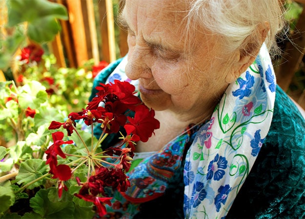 12Oaks-Senior-woman-smelling-flowers-pexels-What-Is-the-Advantage-of-Aromatherapy-for-Dementia