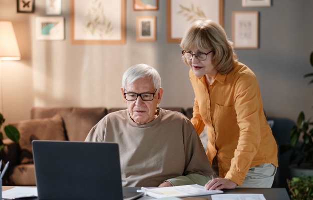 senior-couple-using-laptop_Scam-Prevention-for-Seniors_2-Dont-Share-Private-Information_as_body