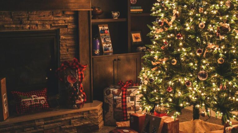 Lighted Christmas Tree _ small gift ideas px featured image